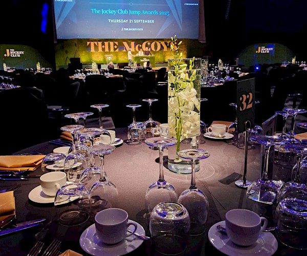 event floral table display light shining on table feature